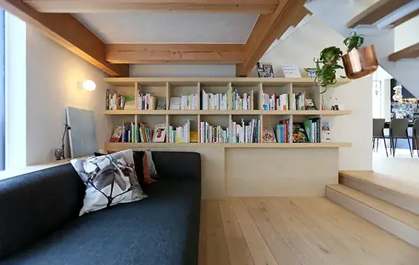 無垢材の床でまとめた室内